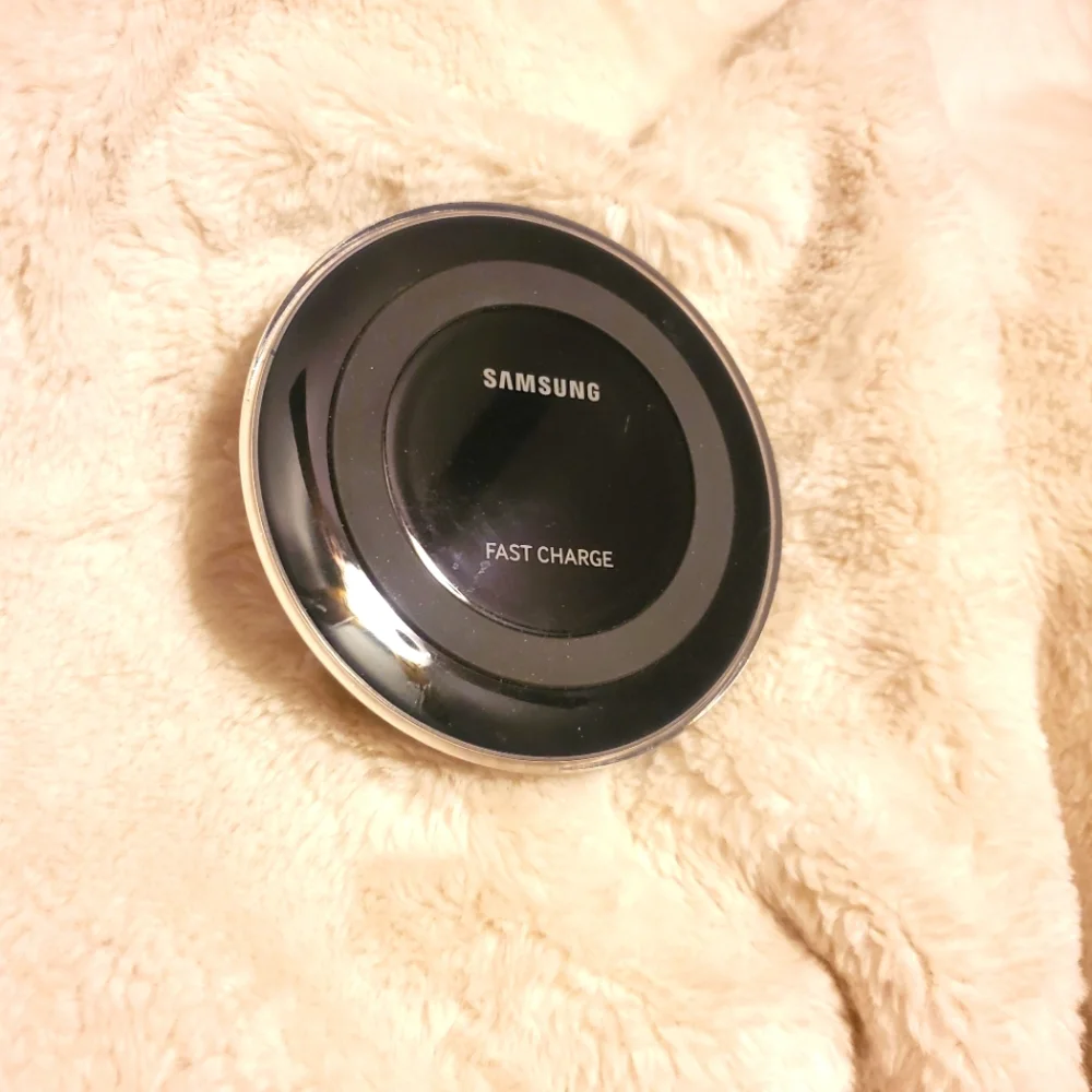 Samsung Wireless Fast Charging Pad.